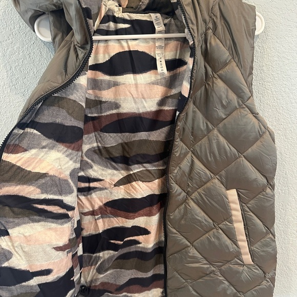 Like New lululemon puffer vest - Gray/camo - 10 - Picture 3 of 3